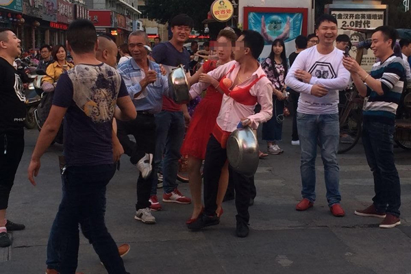 街頭鬧洞房：新郎穿女性內衣 敲打臉盆游街02