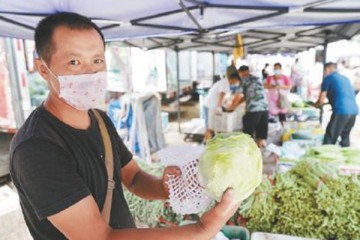 北京新發地：蔬菜價格明顯上漲 ()